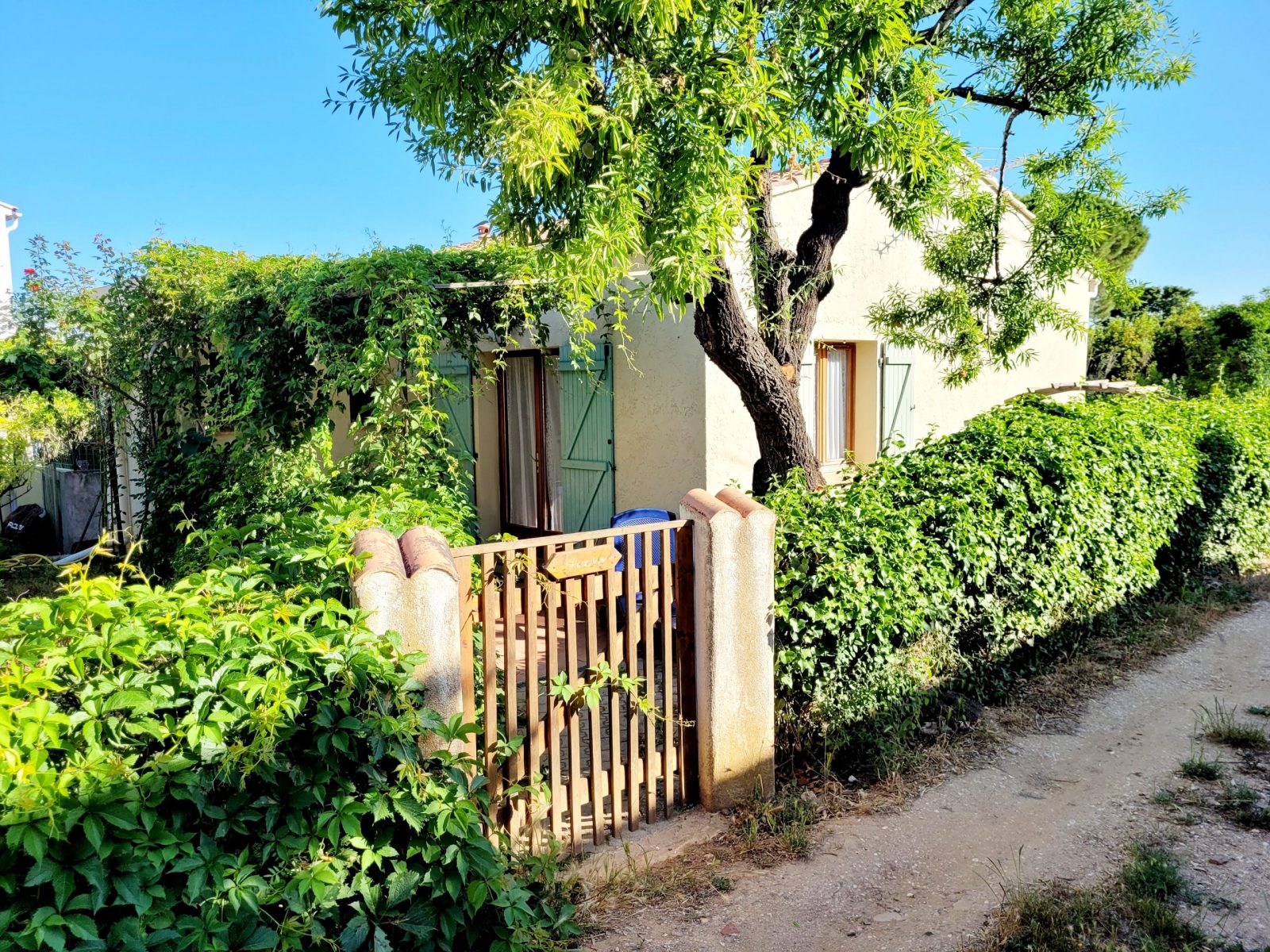 Extérieur du gîte Amandine avec portillon