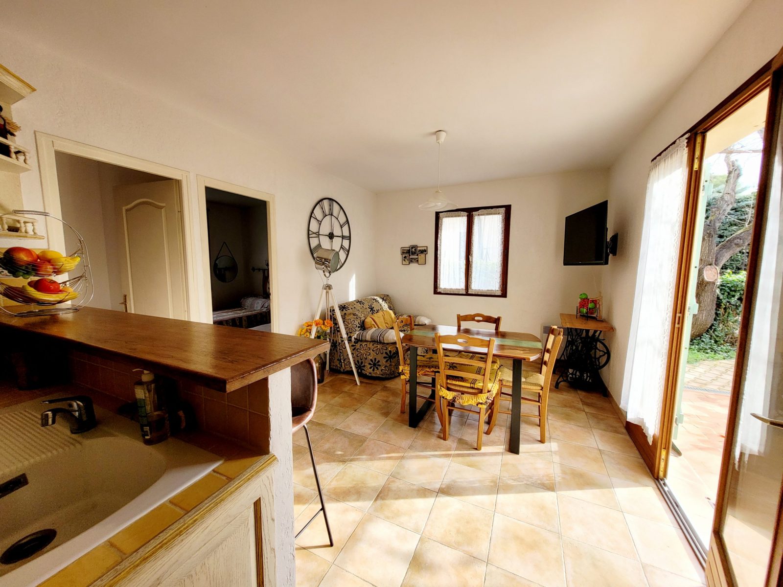 Salon ouvert sur l'extérieur du gîte Amandine