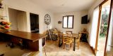 Salon ouvert sur l'extérieur du gîte Amandine