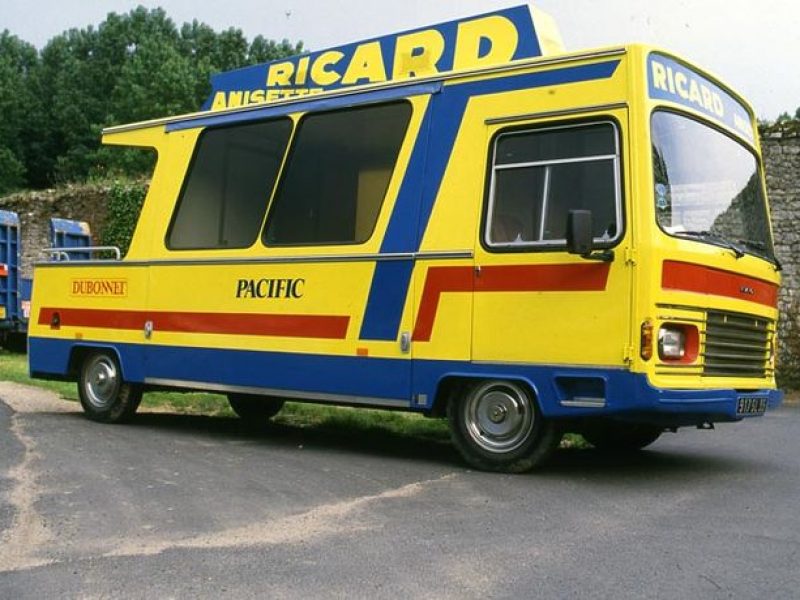 Peugeot J9 sur le podium du circuit Paul Ricard en 1980