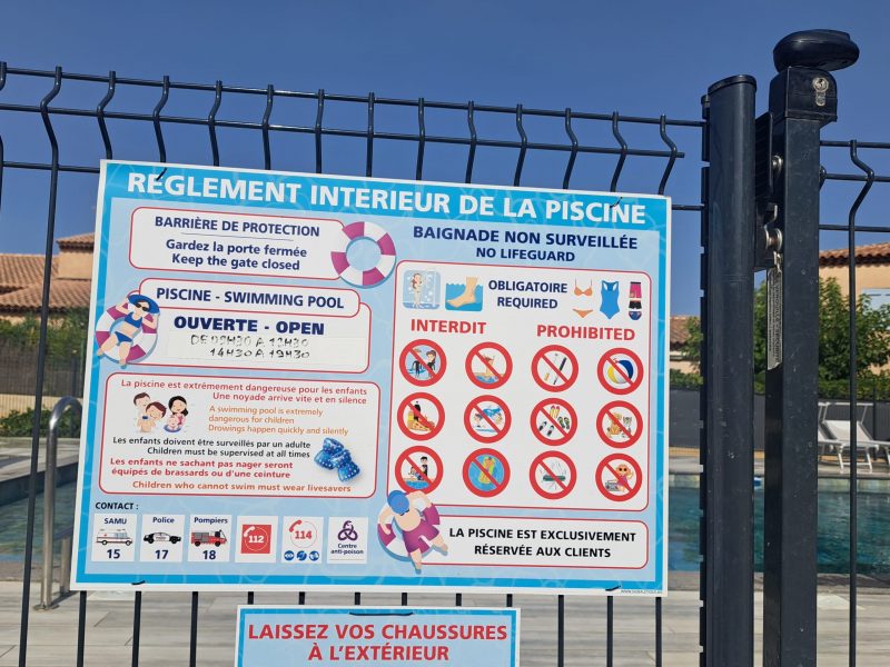 Panneau du règlement de la piscine